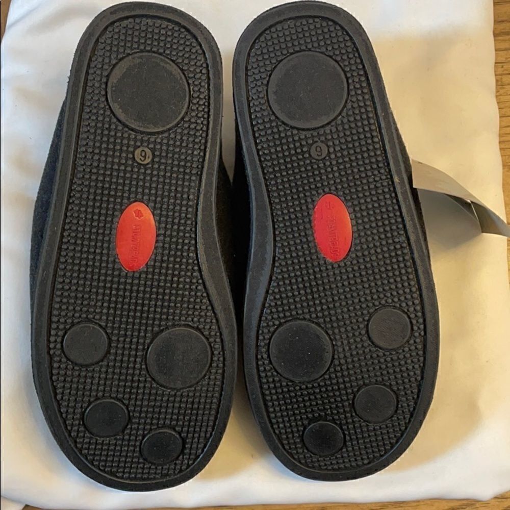 FOAMTREADS WASHABLE HOUSE SHOES.  SIZE 6… - Picture 6 of 8